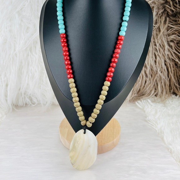 Bohemian Island chic large shell pendant, stretch, beaded colorful necklace - Picture 13 of 13